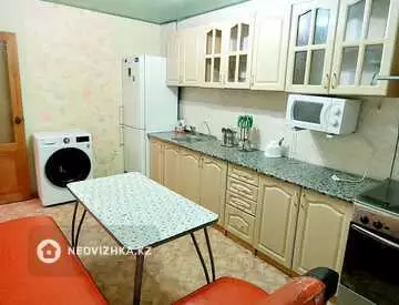 3-комнатная квартира, этаж 2 из 6, 65 м², на длительный срок