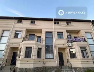 5-комнатная квартира, этаж 3 из 3, 270 м²