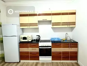 1-комнатная квартира, этаж 8 из 10, 40 м², посуточно