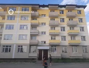 3-комнатная квартира, этаж 4 из 5, 74 м², на длительный срок