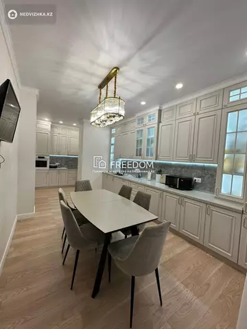 4-комнатная квартира, этаж 3 из 7, 212 м²