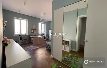 4-комнатная квартира, этаж 3 из 5, 1 400 м²