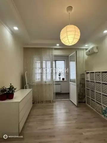 3-комнатная квартира, этаж 2 из 18, 80 м²