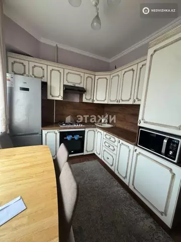 4-комнатная квартира, этаж 4 из 7, 80 м², на длительный срок