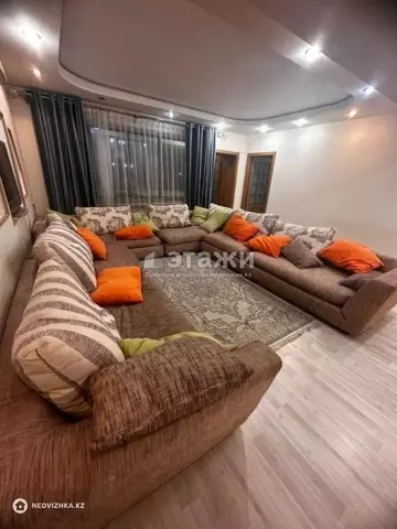 2-комнатная квартира, этаж 2 из 5, 90 м², на длительный срок