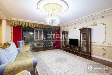 5-комнатная квартира, этаж 8 из 13, 220 м²