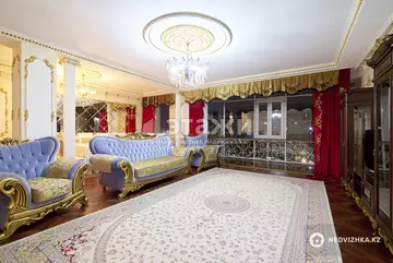 5-комнатная квартира, этаж 8 из 13, 220 м²