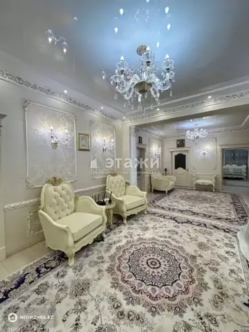 4-комнатная квартира, этаж 4 из 6, 223 м²