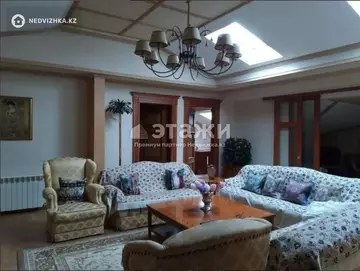 7-комнатная квартира, этаж 4 из 5, 371 м²