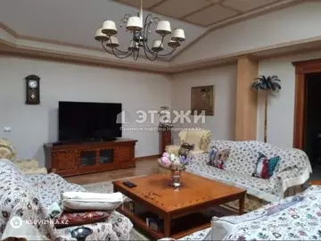 7-комнатная квартира, этаж 4 из 5, 371 м²