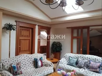 7-комнатная квартира, этаж 4 из 5, 371 м²