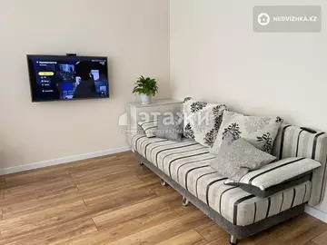 3-комнатная квартира, этаж 1 из 14, 70 м², на длительный срок