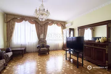 4-комнатная квартира, этаж 4 из 6, 138 м²