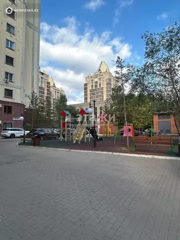 5-комнатная квартира, этаж 5 из 8, 260 м²