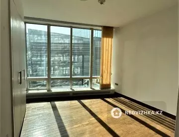 4-комнатная квартира, этаж 8 из 22, 204 м²