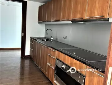 4-комнатная квартира, этаж 8 из 22, 204 м²