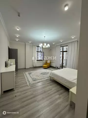 3-комнатная квартира, этаж 4 из 6, 203 м²