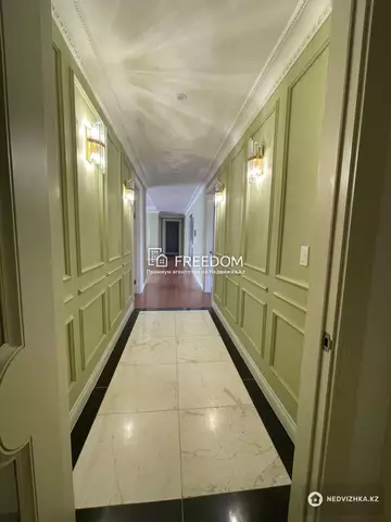 5-комнатная квартира, этаж 10 из 26, 246 м²