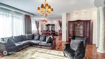 3-комнатная квартира, этаж 4 из 9, 176 м², на длительный срок