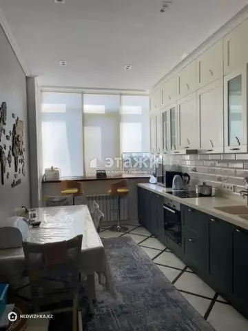 4-комнатная квартира, этаж 4 из 6, 135 м²