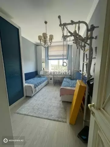 4-комнатная квартира, этаж 4 из 6, 135 м²