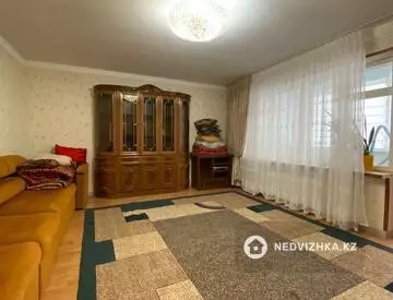 4-комнатная квартира, этаж 1 из 5, 112 м², на длительный срок