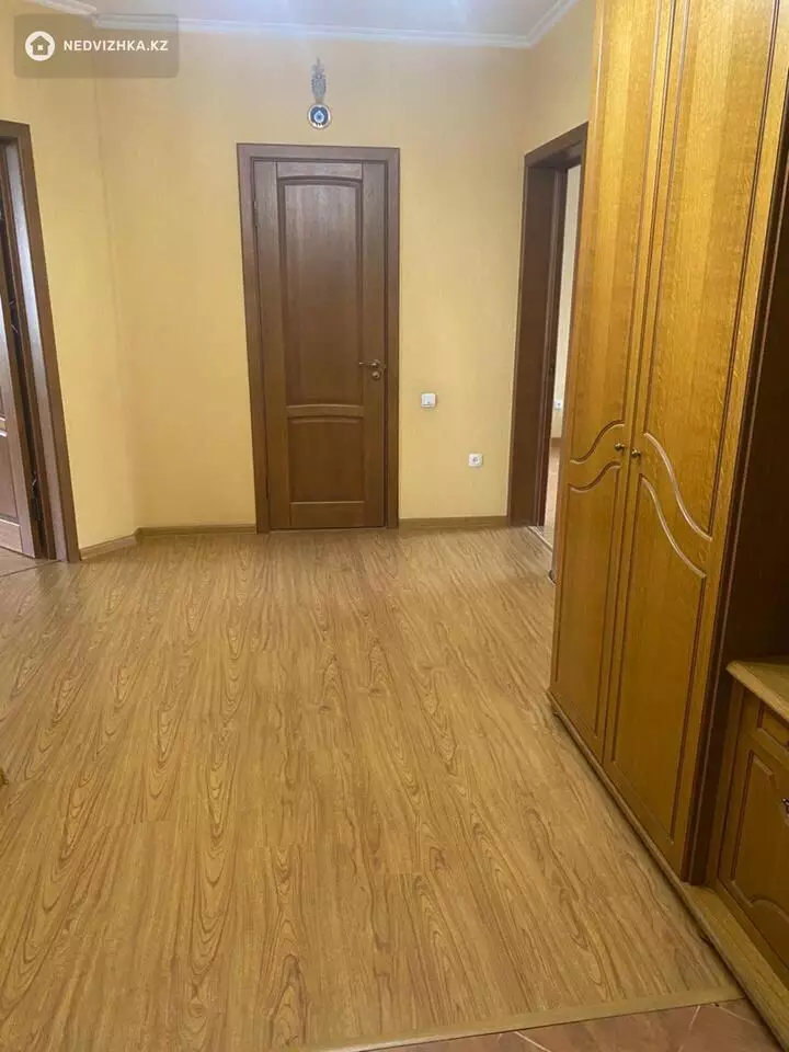 81 м², 2-комнатная квартира, этаж 2 из 9, 81 м², на длительный срок, изображение - 1