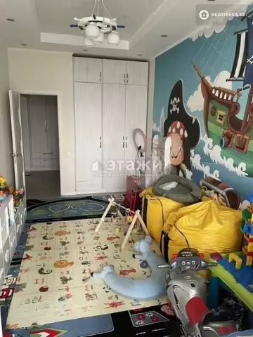4-комнатная квартира, этаж 7 из 10, 136 м²
