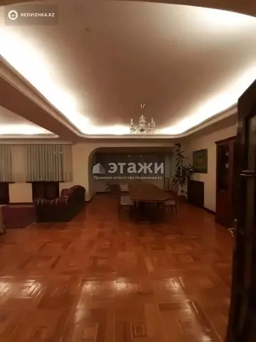5-комнатная квартира, этаж 5 из 5, 238 м²