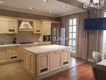 5-комнатная квартира, этаж 1 из 8, 272 м²