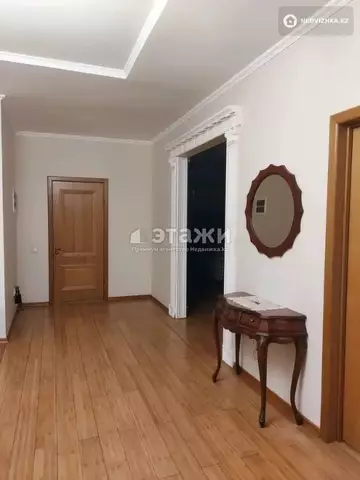 4-комнатная квартира, этаж 4 из 18, 201 м²