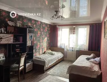 4-комнатная квартира, этаж 4 из 5, 82 м²