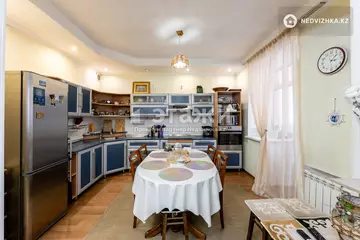3-комнатная квартира, этаж 4 из 12, 93 м²
