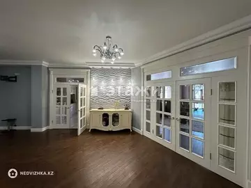 4-комнатная квартира, этаж 4 из 9, 226 м²