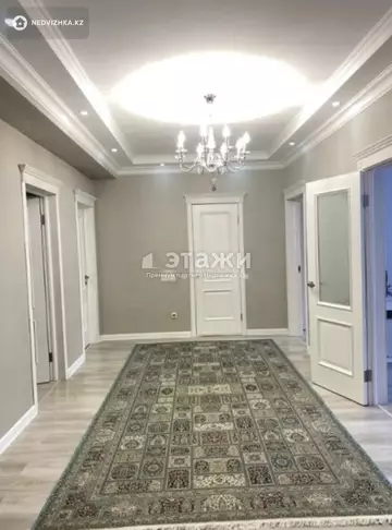 4-комнатная квартира, этаж 4 из 10, 137 м²