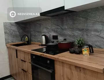 1-комнатная квартира, этаж 4 из 9, 37 м², посуточно