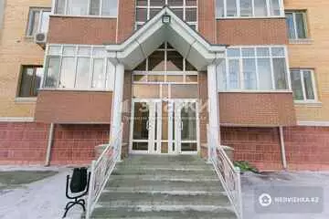 4-комнатная квартира, этаж 3 из 5, 177 м²