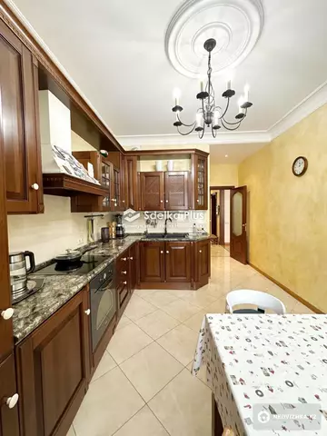 4-комнатная квартира, этаж 4 из 7, 156 м²