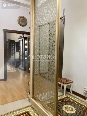 4-комнатная квартира, этаж 2 из 6, 143 м²