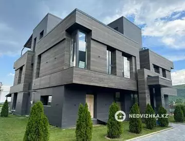 4-комнатная квартира, этаж 1 из 3, 220 м²