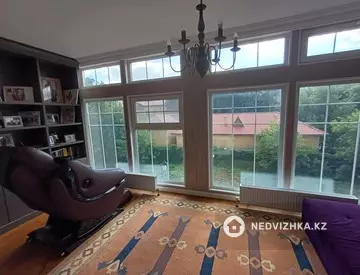 4-комнатная квартира, этаж 2 из 6, 212 м²
