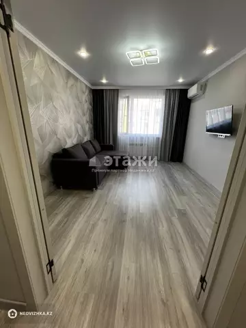 2-комнатная квартира, этаж 8 из 12, 60 м², на длительный срок
