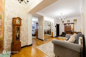 4-комнатная квартира, этаж 3 из 3, 164 м²
