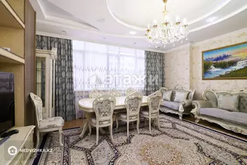 5-комнатная квартира, этаж 4 из 10, 147 м²