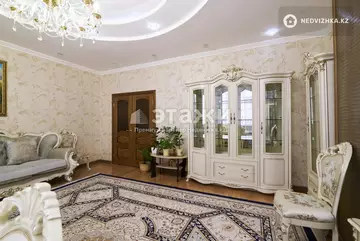 5-комнатная квартира, этаж 4 из 10, 147 м²