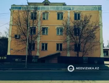Здание, 4 этажа, 772 м²