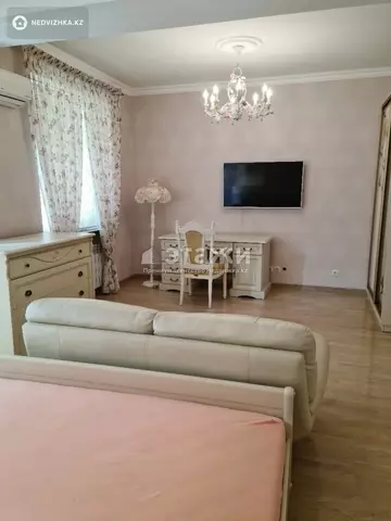 3-комнатная квартира, этаж 3 из 5, 132 м²