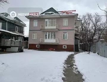 Здание, 3 этажа, 330 м²