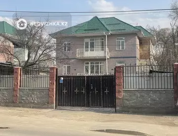 Здание, 3 этажа, 330 м²