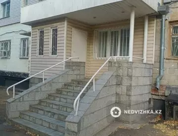 Офисное помещение, этаж 1 из 4, в жилом доме, 28 м²